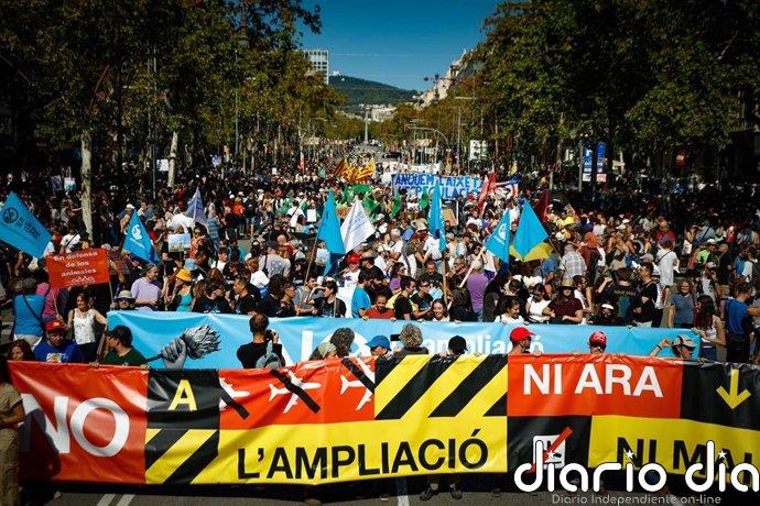 5.500 manifestantes en Barcelona contra la ampliación del Aeropuerto según cifras municipales