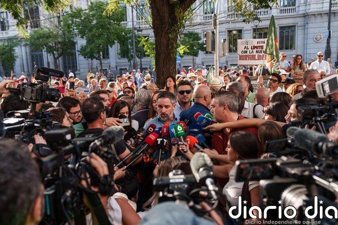 Abascal desdeña las críticas de Aznar, otro "derrotado por Marruecos", y reta a Feijóo a buscarse "mejor padrino"