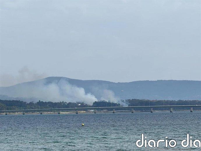 Activo un incendio forestal en Vilanova de Arousa (Pontevedra), en el que trabajan un helicóptero y tres aviones