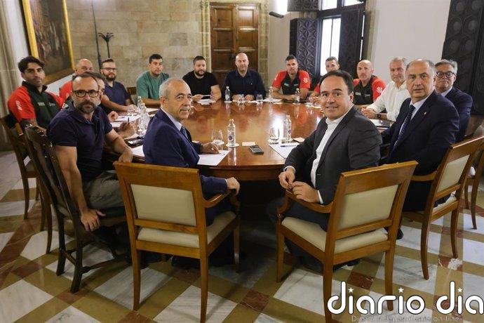 Acuerdo entre Consell y sindicatos para destinar 15,4 millones a mejorar salario y plantilla de los bomberos forestales
