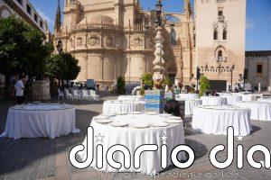 Adelante denuncia el "fiestorro" de la Revista Escaparate en la Plaza Virgen de los Reyes de Sevilla ante la Unesco