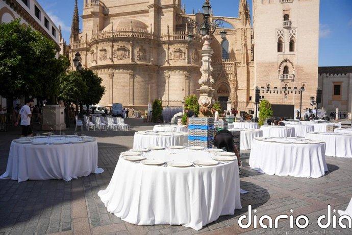 Adelante denuncia el "fiestorro" de la Revista Escaparate en la Plaza Virgen de los Reyes de Sevilla ante la Unesco
