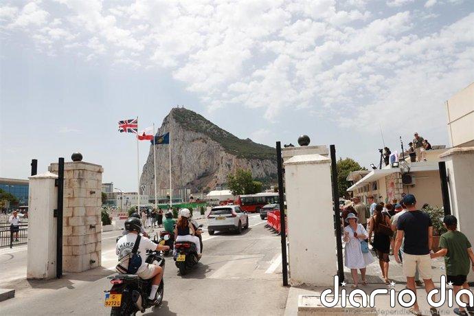 Agentes de la Policía Nacional de Cádiz salvan la vida de un hombre en la frontera de Gibraltar