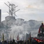 Al menos 440 detenidos en Francia en protestas estudiantiles unidas a la huelga de cientos de miles en el sector público