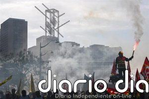 Al menos 440 detenidos en Francia en protestas estudiantiles unidas a la huelga de cientos de miles en el sector público