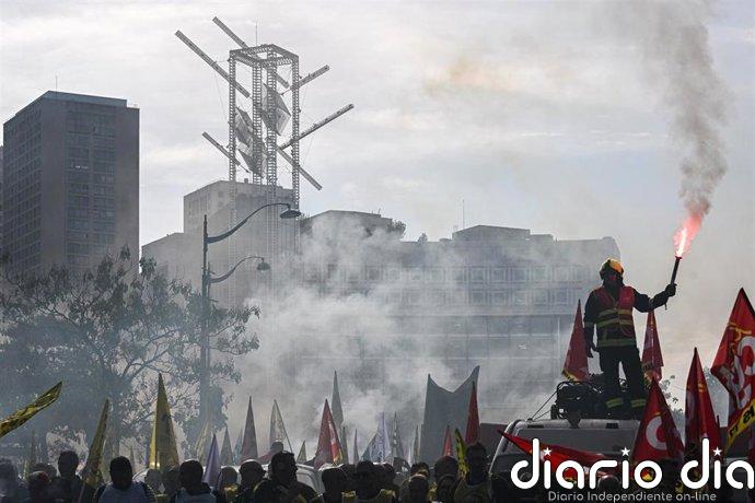 Al menos 440 detenidos en Francia en protestas estudiantiles unidas a la huelga de cientos de miles en el sector público