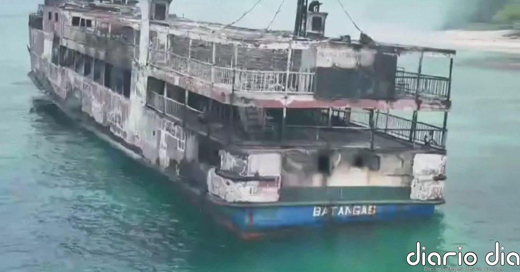 Al menos cinco muertos y más de 80 desaparecidos en el incendio de un ferry en Filipinas