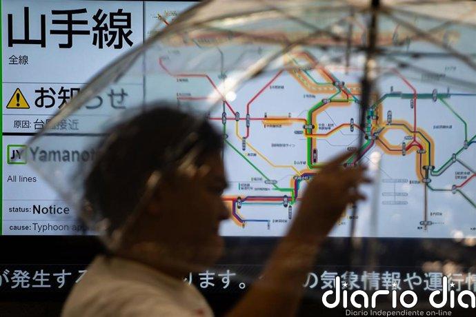 Al menos dos muertos en Tokio por fuertes lluvias causadas por un tifón que azota la costa del este de Japón