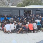 Al menos un centenar de migrantes menores es trasladado a un nuevo centro de acogida en Ceuta
