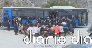 Al menos un centenar de migrantes menores es trasladado a un nuevo centro de acogida en Ceuta