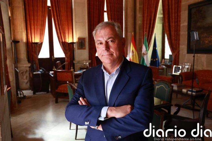 Alcalde de Sevilla agradece el apoyo tras un "pequeño susto" durante su intervención en un foro:"Debo reposar unos días"