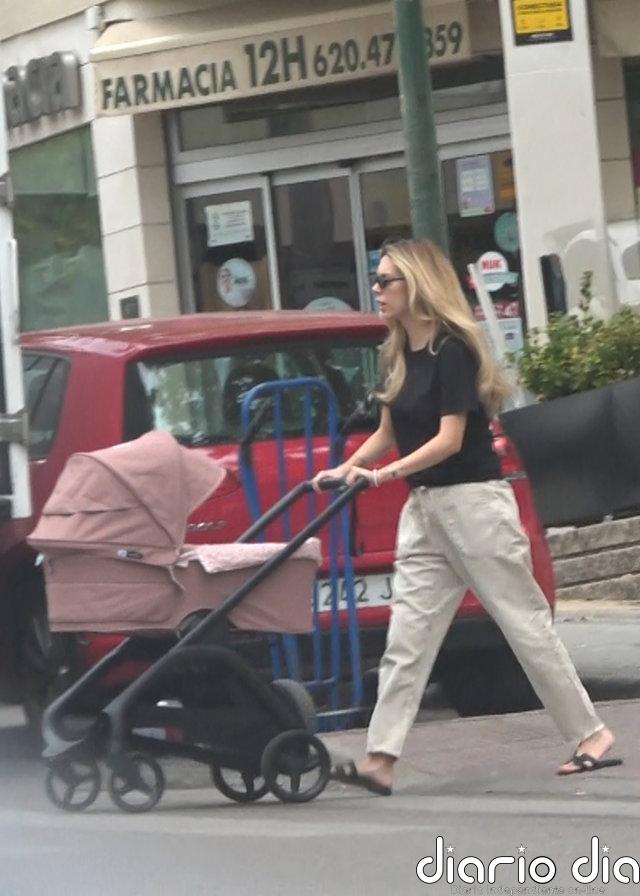 Alejandra Rubio sale a pasear por primera vez con su hija Tessa tras dar a luz