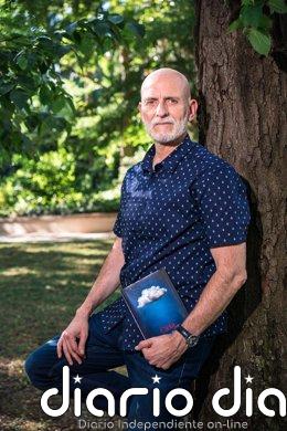 Alejandro Palomas se hace El escritor Alejandro Palomas posa con su nueva novela, 'Casa'.