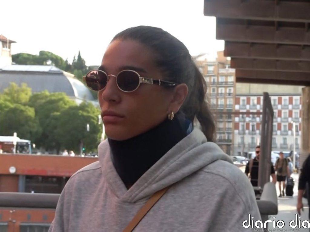 Alma Bollo reaparece muy afectada y con collarín, arropada por Raquel Bollo, tras su forzada salida de 'Supervivientes'