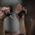 Almeida defiende la "solución" del Ayuntamiento frente a "algaradas" de otros, con Maricarmen de vuelta a su casa