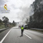 Arde una furgoneta en Vilaboa en la AP-9 y obliga a extinguir un conato de incendio en el monte