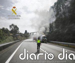 Arde una furgoneta en Vilaboa en la AP-9 y obliga a extinguir un conato de incendio en el monte
