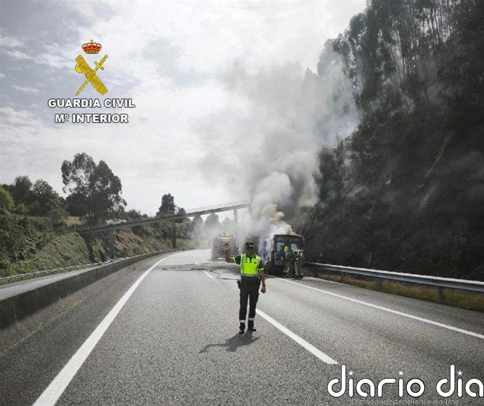 Arde una furgoneta en Vilaboa en la AP-9 y obliga a extinguir un conato de incendio en el monte