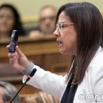 Armengol echa del hemiciclo a una diputada del PP por mostrar un bote de gas pimienta al considerarlo "un arma"