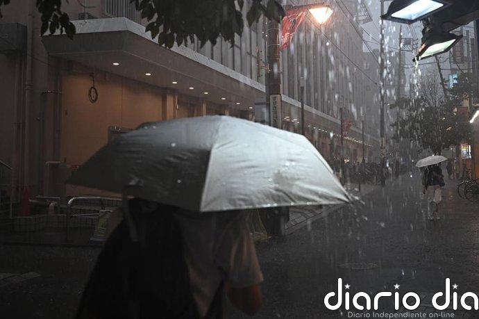 Ascienden a nueve los muertos por las fuertes lluvias causadas por el tifón 'Dujuan' en la costa del este de Japón