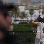 Aviso amarillo este lunes en Cádiz por fuertes vientos y oleaje y por calor en Sevilla con 38 grados de máxima