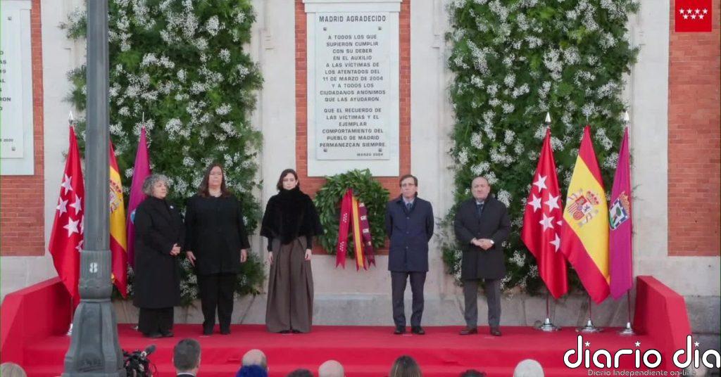 Ayuso y Almeida depositan una corona de laurel en la Real Casa de Correos para recordar a las víctimas del 11S
