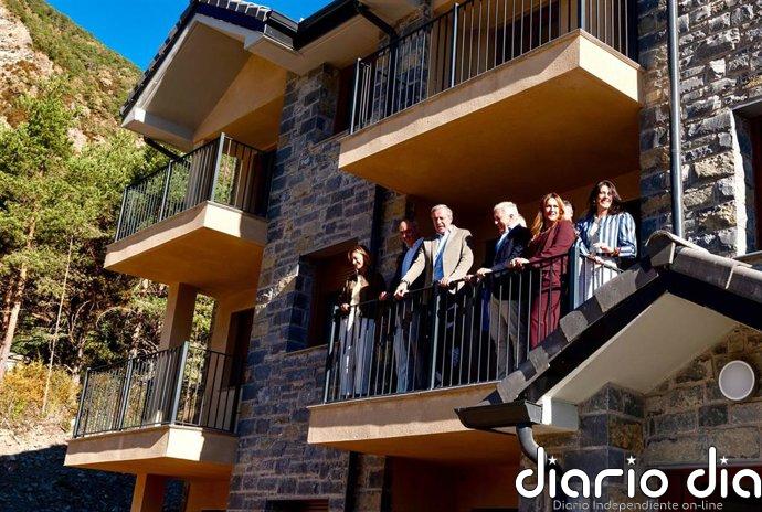 Azcón inaugura las 23 primeras viviendas públicas destinadas a trabajadores del sector turístico