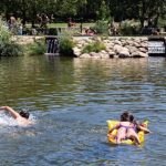 Bañarse en ríos y lagos puede duplicar el riesgo de sufrir problemas en la piel: estos son los más frecuentes