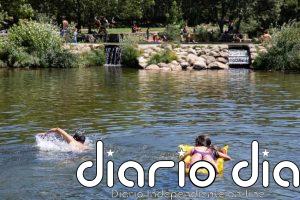 Bañarse en ríos y lagos puede duplicar el riesgo de sufrir problemas en la piel: estos son los más frecuentes