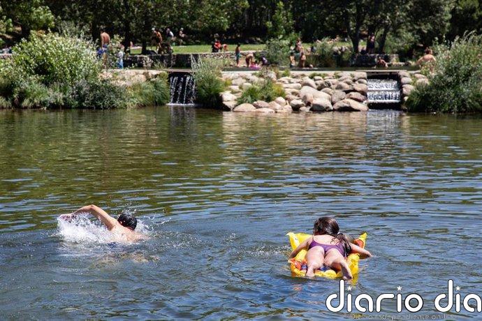 Bañarse en ríos y lagos puede duplicar el riesgo de sufrir problemas en la piel: estos son los más frecuentes