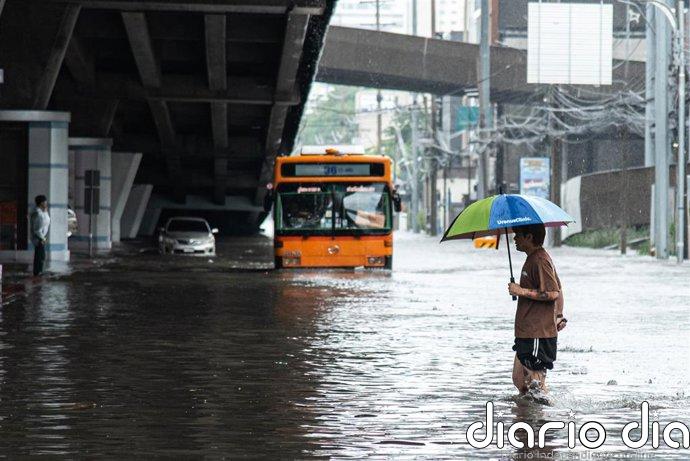 Bangkok suspende el transporte ante las severas inundaciones provocadas por las intensas precipitaciones