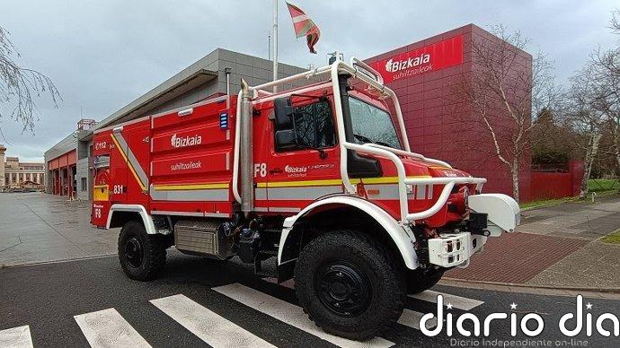 Bomberos continúan los trabajos para sofocar el incendio de Derio, reactivado por la tarde