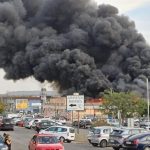 Bomberos intervienen en un incendio en una planta de residuos de Los Palancares en Cuenca