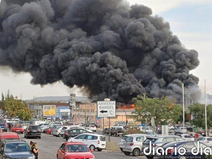 Bomberos intervienen en un incendio en una planta de residuos de Los Palancares en Cuenca