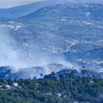 Bomberos rescatan a tres operarios que trabajaban en un puente en el río Cofio cerca del incendio de la M-505