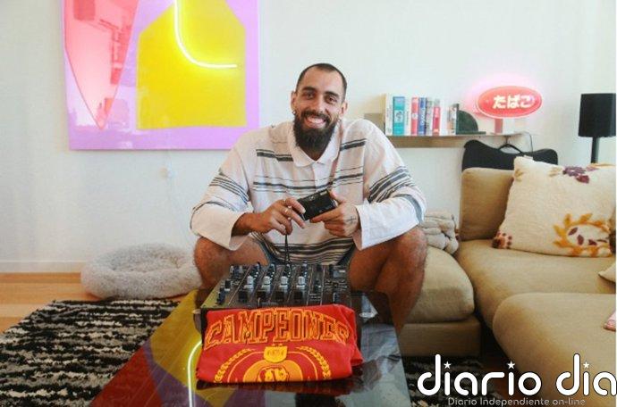Borja Iglesias sube a Wallapop su camiseta de celebración del Mundial, una cámara y su mesa de DJ