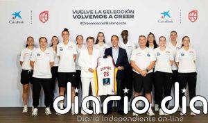 CaixaBank entrega la camiseta oficial del Mundial a la selección femenina de baloncesto