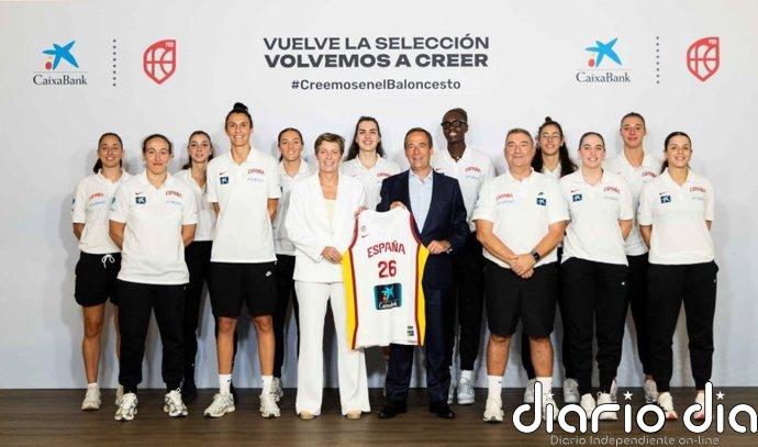 CaixaBank entrega la camiseta oficial del Mundial a la selección femenina de baloncesto