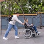 Casi un 30% de personas con movilidad reducida cambiaría de barrio por las barreras arquitectónicas, según un estudio