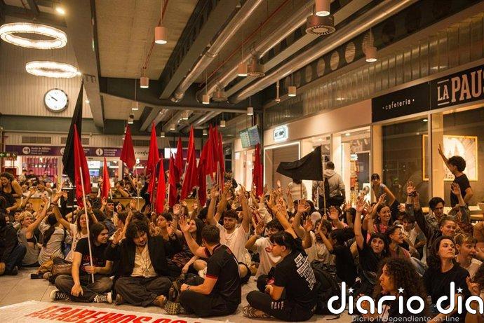 Centenares de jóvenes improvisan una sentada en la intermodal de Santiago para reclamar una vivienda "digna"
