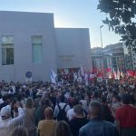 Centenares de personas impiden la celebración de un acto de Vox en Santiago: "Aquí no pasa Vox"