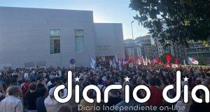 Centenares de personas impiden la celebración de un acto de Vox en Santiago: "Aquí no pasa Vox"