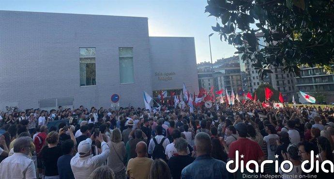 Centenares de personas impiden la celebración de un acto de Vox en Santiago: "Aquí no pasa Vox"
