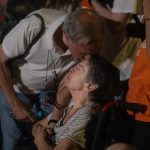 Centenares de personas se concentran ante la vivienda de Maricarmen en Retiro (Madrid) para evitar su desahucio