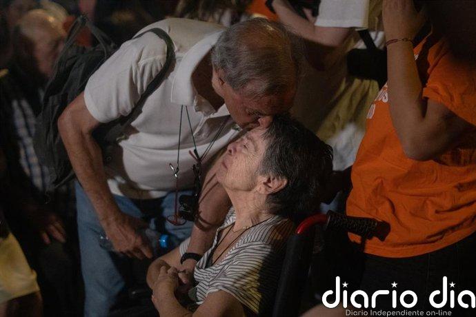 Centenares de personas se concentran ante la vivienda de Maricarmen en Retiro (Madrid) para evitar su desahucio