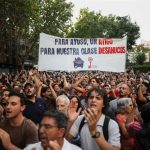 Centenares de personas se concentran frente al ático de Chamberí al grito de "vergüenza" y "fuera fondos buitre"
