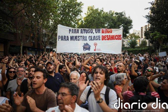 Centenares de personas se concentran frente al ático de Chamberí al grito de "vergüenza" y "fuera fondos buitre"