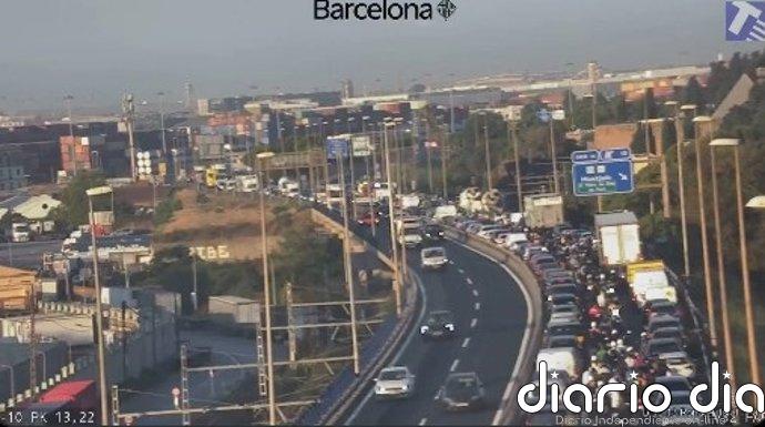 Cerradas todas las entradas a la Ronda Litoral de Barcelona para extraer un camión accidentado