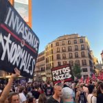 Cientos de asistentes acuden en Callao (Madrid) al llamamiento 'Paremos los pies al racismo' ante la crisis de Ceuta