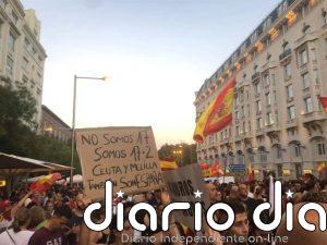 Cientos de ceutíes abarrotan las puertas del Congreso arropados por miles de personas para exigir soluciones